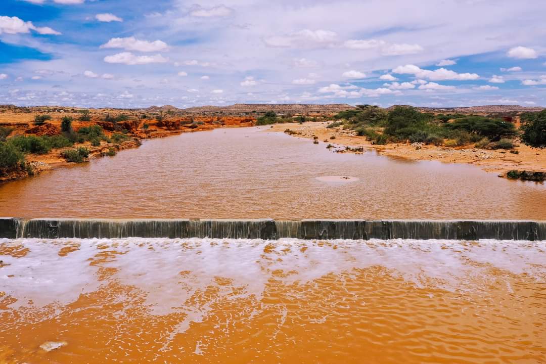 cunayee's tweet photo. Conserved Rain water during Somalia's Monsoon #Gu season so that it can be utilised for Farming, Livestock and filtered drinking water under the flagship of @WorldBankAfrica @WorldBank funded #Biyoole project at #Rabaable Puntland State of 🇸🇴💦💦💦
#Sanddams #Somalia #Puntland https://t.co/eSpS6yi8Oy