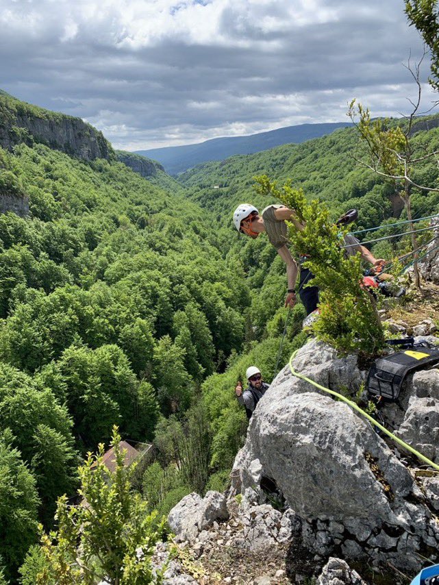 Polycea's tweet photo. [#RaidCS] Acti’fun : descente en rappel pour les équipes du #RaidCS2022. 50m de vide… rien que ça ! 😮 #Sequania #polyconseil https://t.co/VVI5a63WsA
