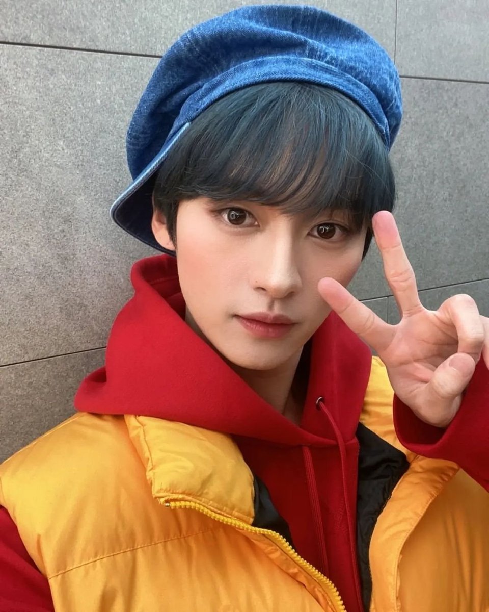 LeeKnowFr's tweet photo. 07.05.2022 | Instagram 

Music Core et bébé Lee Know ✌😜
#LeeKnowIsCute #MusicCore #WooJuHo #🚀

©Realstraykids
Trd:Stray Kids Global &amp; Lee Know France https://t.co/adSHxwOxjK
