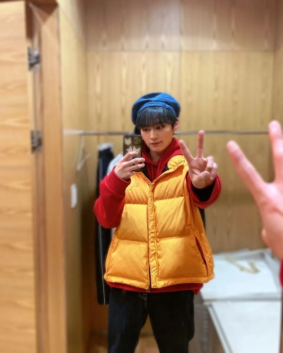 LeeKnowFr's tweet photo. 07.05.2022 | Instagram 

Music Core et bébé Lee Know ✌😜
#LeeKnowIsCute #MusicCore #WooJuHo #🚀

©Realstraykids
Trd:Stray Kids Global &amp; Lee Know France https://t.co/adSHxwOxjK