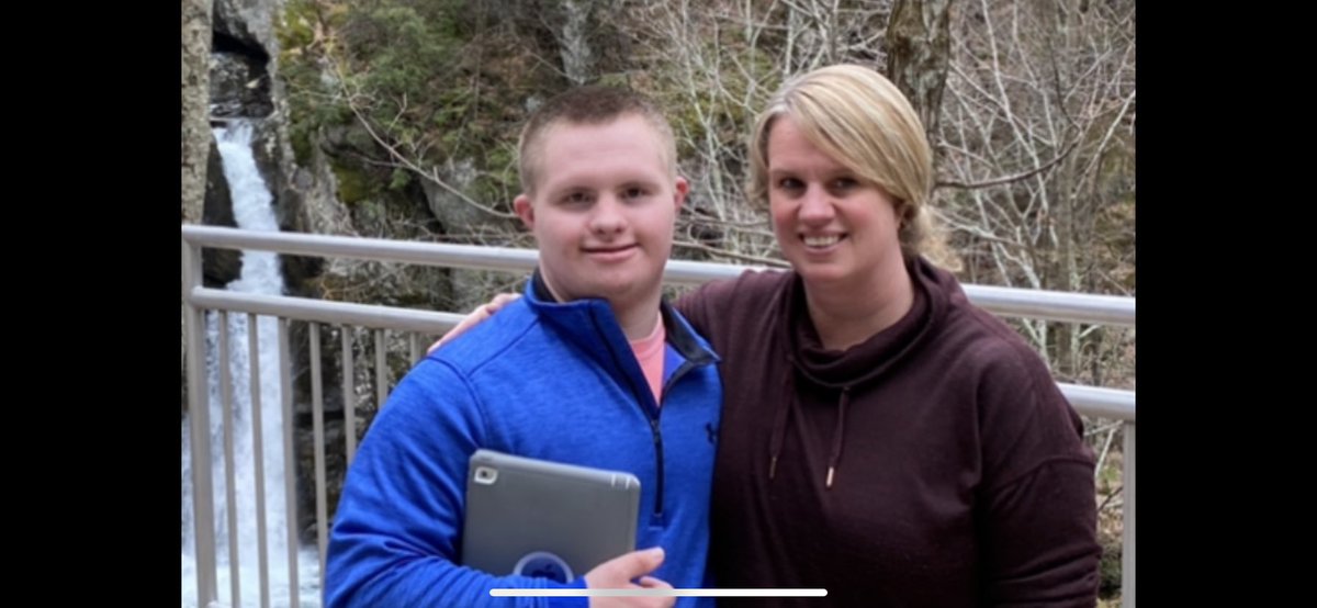 AaronRobb5's tweet photo. Happy Mother's Day @lynnrobb5! 💐 https://t.co/rsBxpfUvpE
