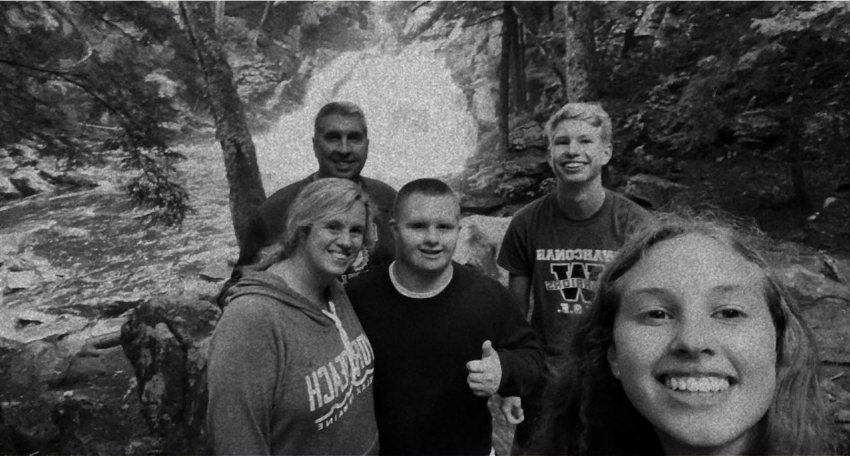 AaronRobb5's tweet photo. Happy Mother's Day @lynnrobb5! 💐 https://t.co/rsBxpfUvpE