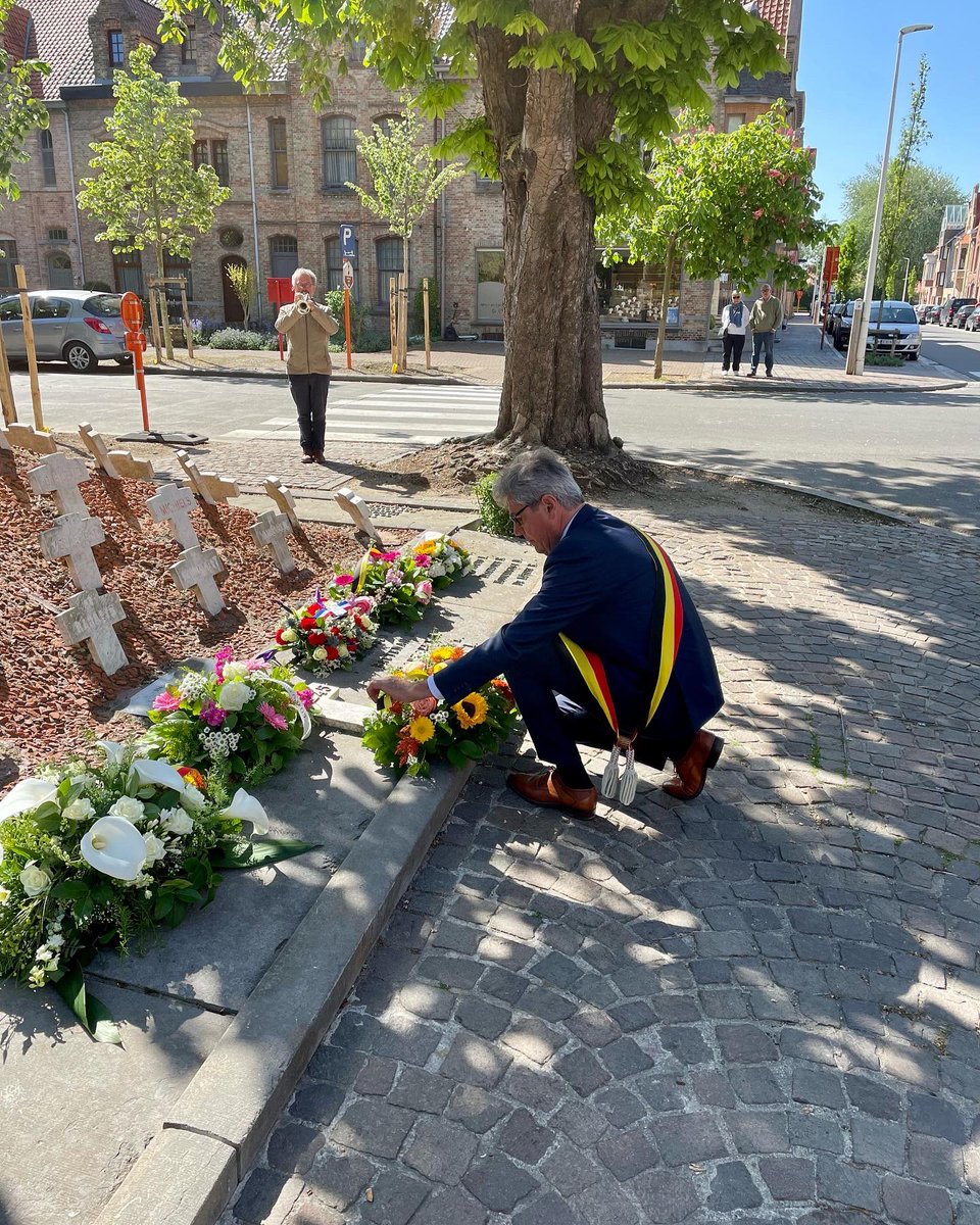 StadNieuwpoort's tweet photo. Op 8 mei herdenken we het einde van #WWII in Europa. Daarnaast staan we stil bij de bevrijding van de concentratie- en uitroeiingskampen.
Aan het Gedenkteken voor de Nieuwpoortse Oorlogsslachtoffers werd hulde gebracht aan al wie toen het leven liet. 💛
#Vdag #VEDay77 #8thMay https://t.co/hKi7hqKR1y