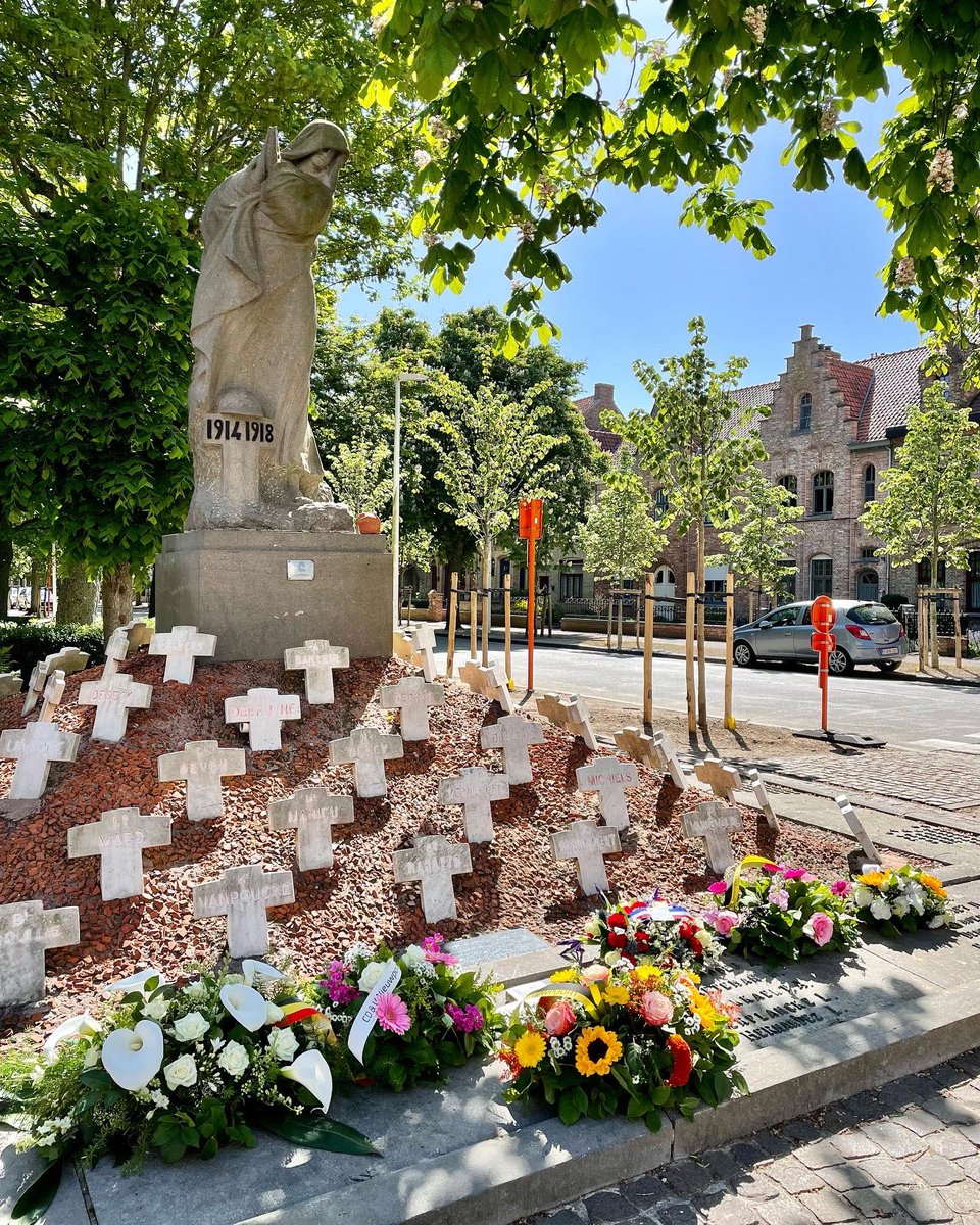 StadNieuwpoort's tweet photo. Op 8 mei herdenken we het einde van #WWII in Europa. Daarnaast staan we stil bij de bevrijding van de concentratie- en uitroeiingskampen.
Aan het Gedenkteken voor de Nieuwpoortse Oorlogsslachtoffers werd hulde gebracht aan al wie toen het leven liet. 💛
#Vdag #VEDay77 #8thMay https://t.co/hKi7hqKR1y