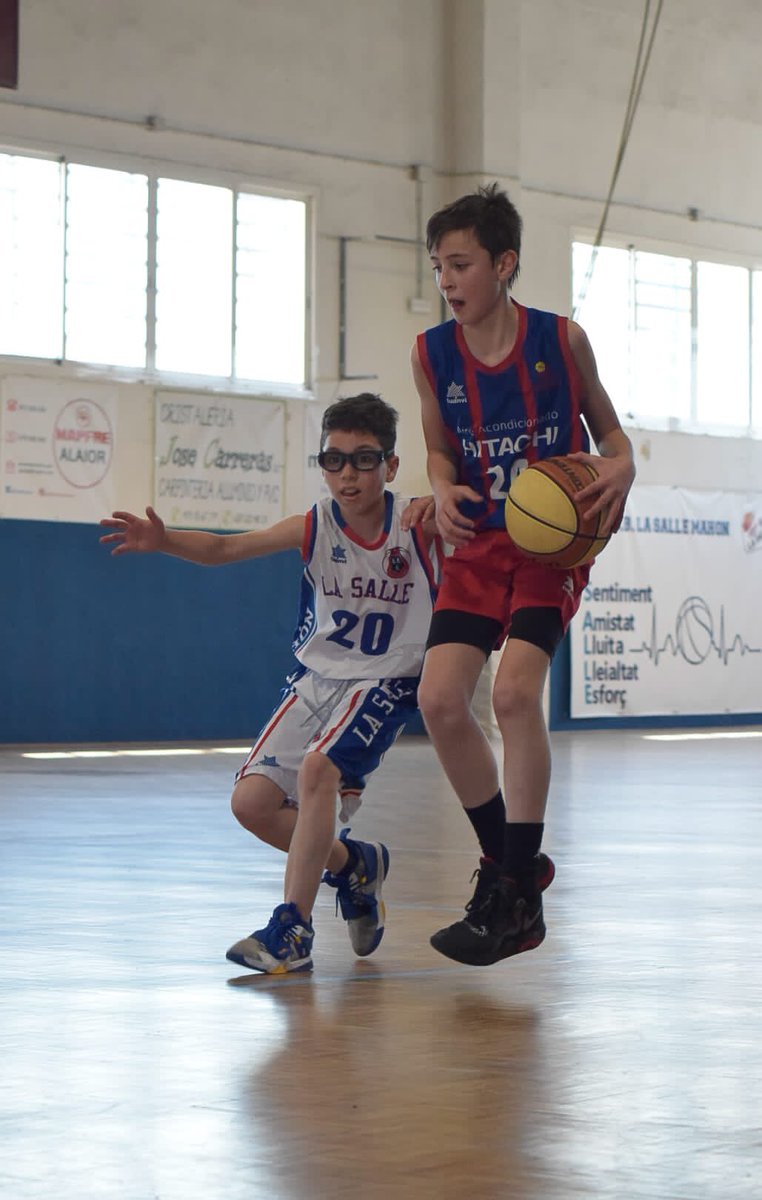 cbferreries's tweet photo. El nostre Mini Masculí es proclama campió de la Lliga Mini.
🤘#NeveStop #Ferre 🔵🔴
El Campionat de Menorca se celebrarà a Ferreries durant els dies 27,28 i 29 de Maig. No t'ho pots perdre
👉 #JuntsSumam #Ferre #Seguim 🔴 #MiniRojo 🔵 #MiniAzul #SomFerre https://t.co/4t3wIWYJGW