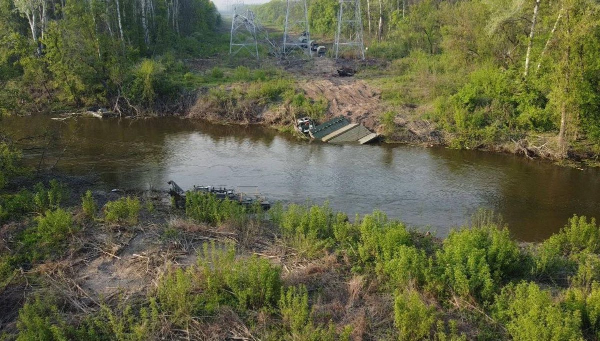 MarQs__'s tweet photo. Failed Russian attempt to build a pontoon bridge over the Siverskyi Donets river https://t.co/TVM72L76vb