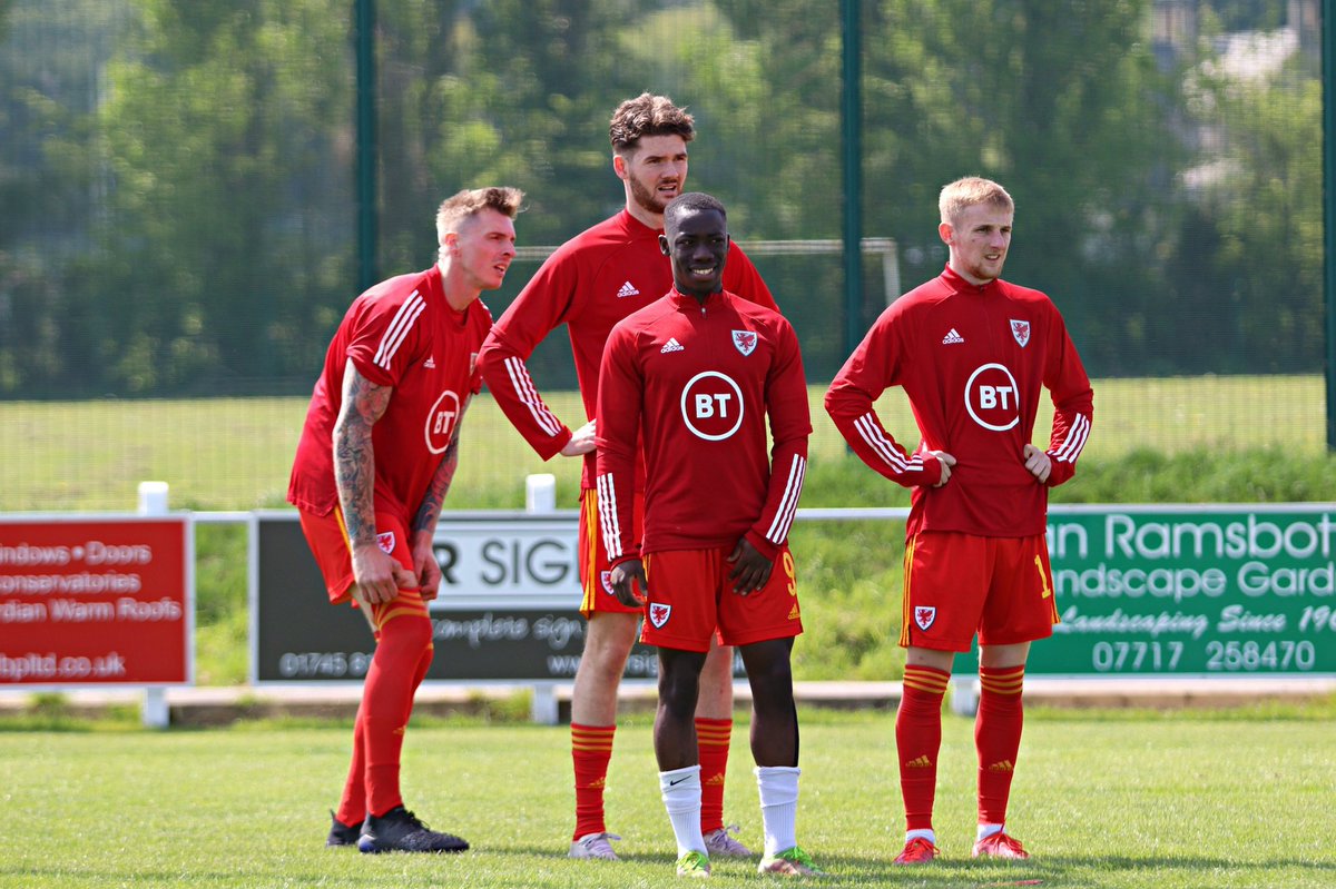 PureSwanseaFC's tweet photo. Best of luck to our very own @Elliot_J97 and the rest of the @CymruLeagues South team who today are competing for the chance to represent Wales in the UEFA Regions Cup. 🏴󠁧󠁢󠁷󠁬󠁳󠁿

🦢🎓⚽️ https://t.co/6ilRrNzbuG