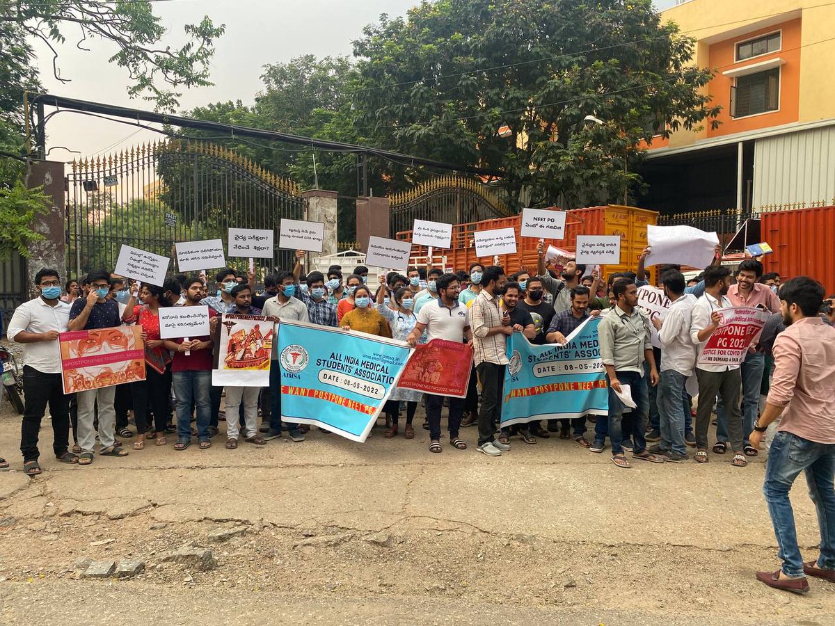 dentodontics's tweet photo. Protest at Hyderabad. Near gandhi medical college , padmarao nagar

It's Getting It's Peak 
#JusticeForNeetPgAspirants 

@mansukhmandviya @MoHFW_INDIA @JPNadda @narendramodi @PMOIndia https://t.co/IMSJcrz05h