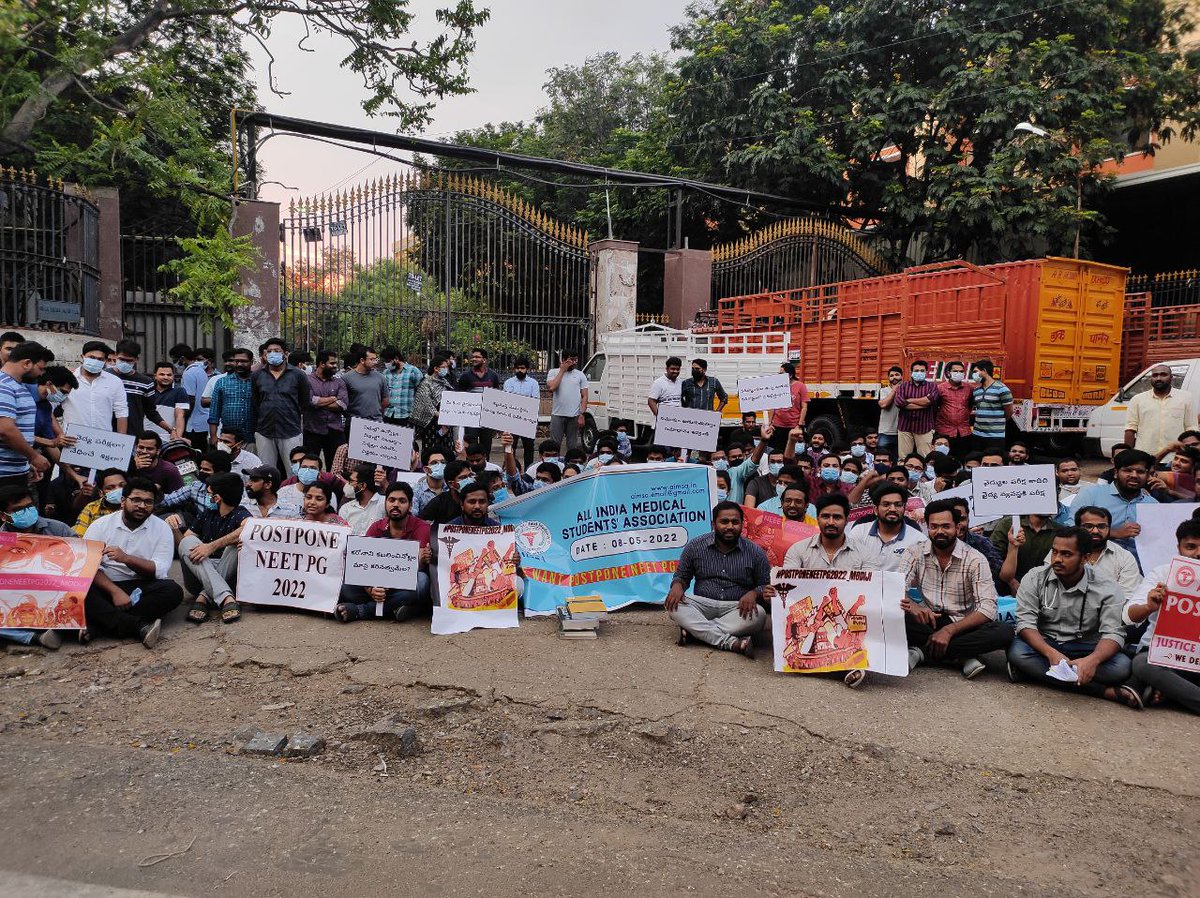dentodontics's tweet photo. Protest at Hyderabad. Near gandhi medical college , padmarao nagar

It's Getting It's Peak 
#JusticeForNeetPgAspirants 

@mansukhmandviya @MoHFW_INDIA @JPNadda @narendramodi @PMOIndia https://t.co/IMSJcrz05h