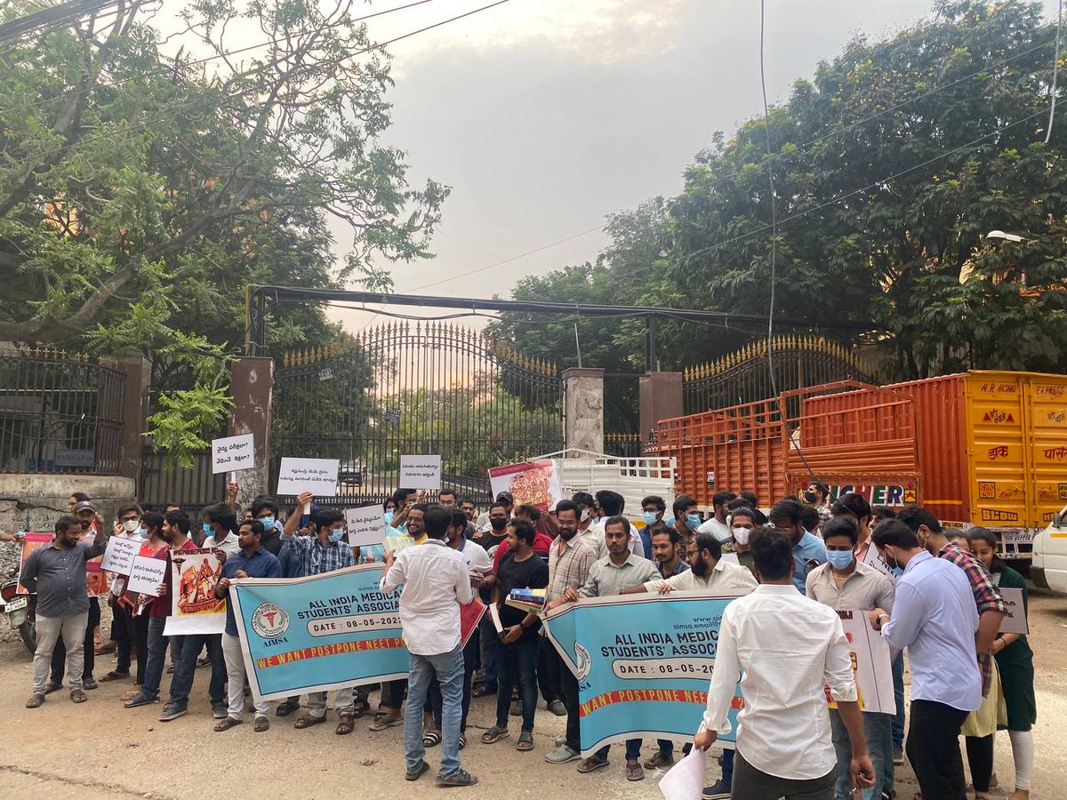 dentodontics's tweet photo. Protest at Hyderabad. Near gandhi medical college , padmarao nagar

It's Getting It's Peak 
#JusticeForNeetPgAspirants 

@mansukhmandviya @MoHFW_INDIA @JPNadda @narendramodi @PMOIndia https://t.co/IMSJcrz05h