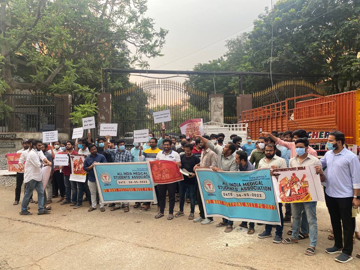dentodontics's tweet photo. Protest at Hyderabad. Near gandhi medical college , padmarao nagar

It's Getting It's Peak 
#JusticeForNeetPgAspirants 

@mansukhmandviya @MoHFW_INDIA @JPNadda @narendramodi @PMOIndia https://t.co/IMSJcrz05h