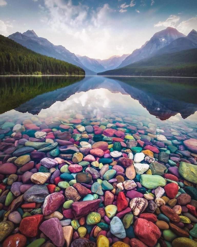 ¡Increíble! 

Lago McDonald's en el Parque Nacional Glacier, Montana.

📸 Davidmrule