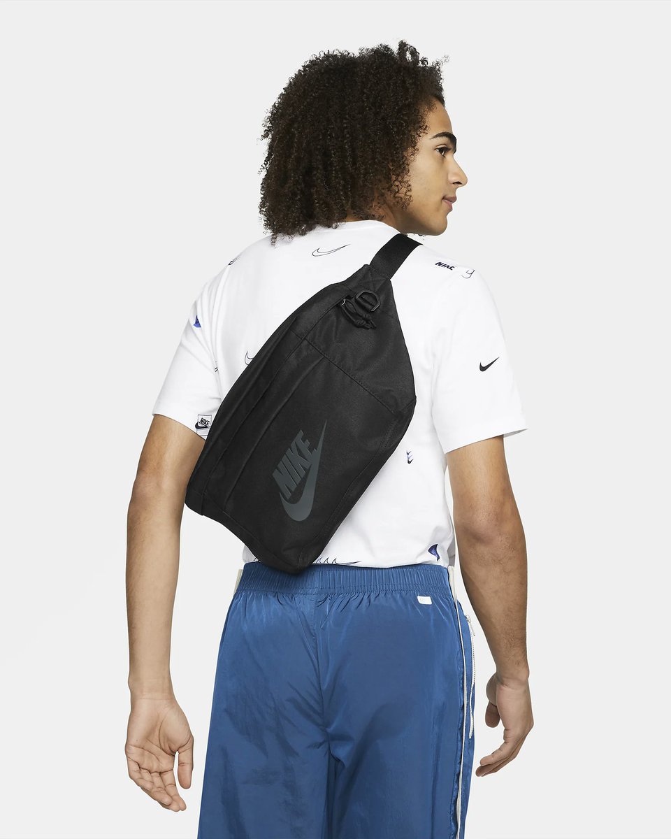 ini sling bag yang belakangan lagi sering gue pake: Nike Tech
Hip Pack. ukurannya pas, gak besar, gak kecil. cocok dipake buat keperluan gue sehari-hari.