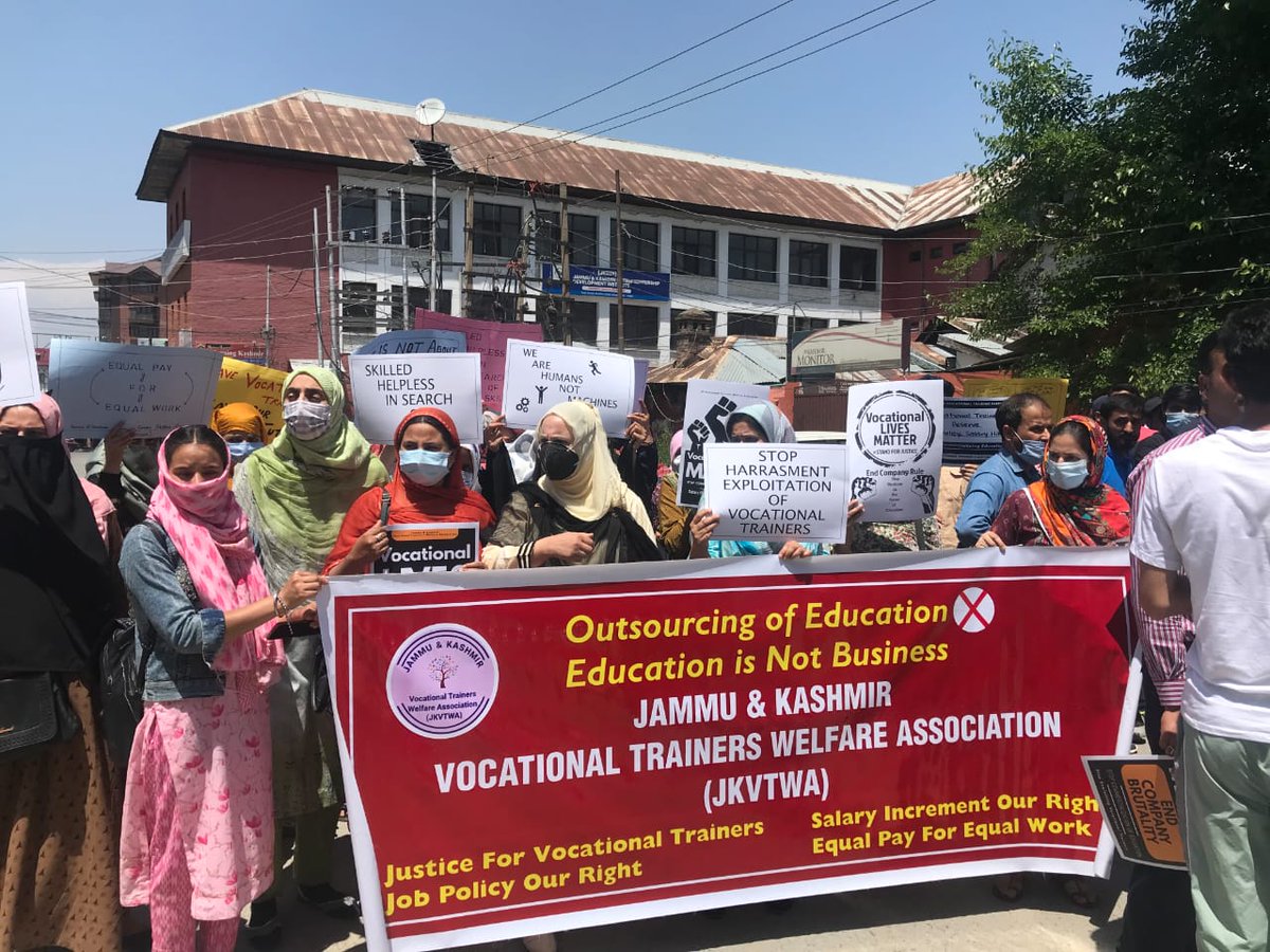 Aatif_Qayoom1's tweet photo. @JKVTWA Staged protest, put forth these demands in front of Admin.
I:Special job policy along with service book.
II: Removal of intermediaries (VTP’s) from Scheme.
III: Inclusion of an annual increment clause.
IV: Statutory benefits as applicable to govt employees of the UT. https://t.co/0ZIHhEqRi2