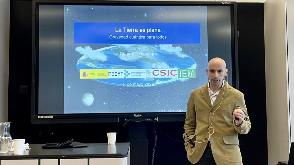 ApuntesCiencia's tweet photo. Ha sido un placer oír al Dr. Gianluca Calcagni del @IEM_CSIC en el @muncyt de #Alcobendas impartir su conferencia “La Tierra es plana. Gravedad cuántica para todos” dentro del ciclo Ciencia en Primera Persona organizado por #DICMA y el @muncyt https://t.co/nMjtp8FMUW