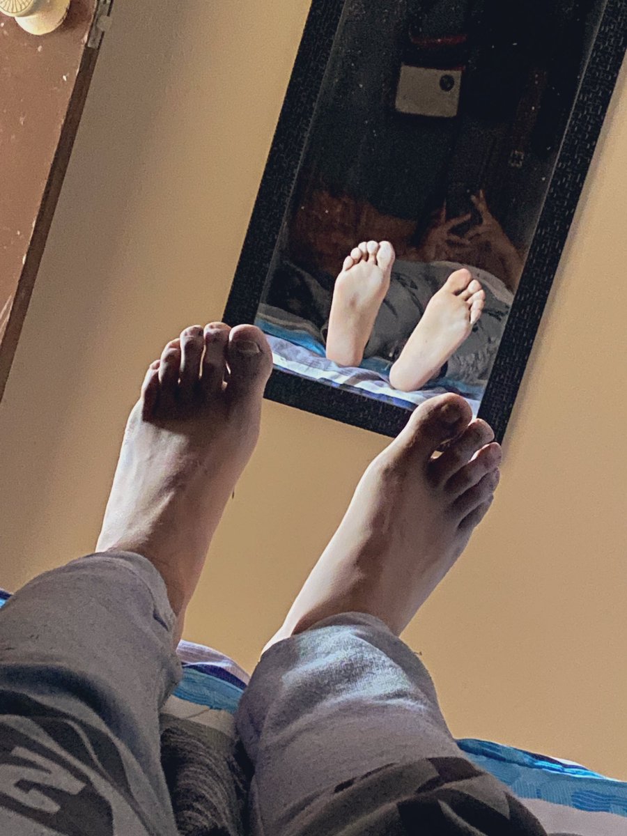 Mmm patas 🥵🤤… comenten fotos igual 😏 #RetweetForMore