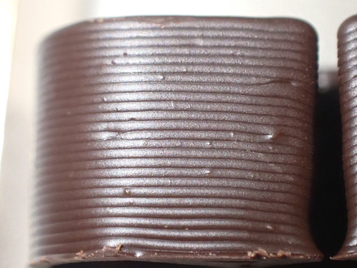 uh_oh_oh_oh's tweet photo. 気になっていた3Dプリンタ製のチョコを買いました。
形状で食感が変わるそうですが、もったいないのでまだ食べてません🍫
#bytebites https://t.co/wkqhkdTkIG