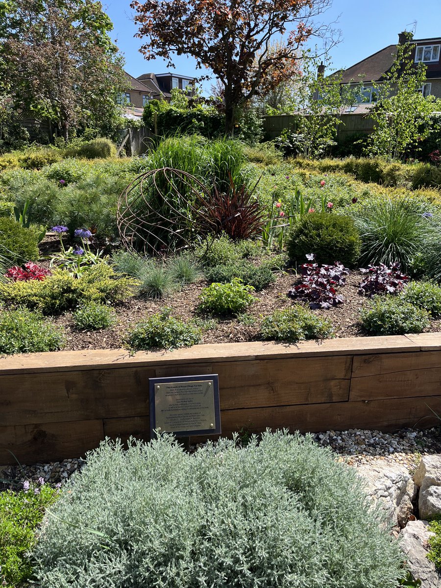 sharon_pink's tweet photo. Well done to everyone keeping #PinnerVillageGardens looking so beautiful ⁦@Proud_of_Pinner⁩ ⁦@MPSPinnerSouth⁩ ⁦@PinnerLocal⁩ #walklocal https://t.co/Es9xHydMz0
