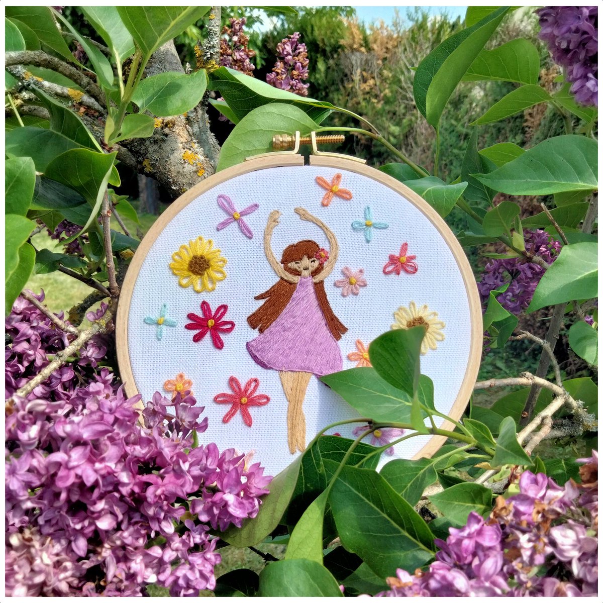 elisalbatross's tweet photo. La fille aux fleurs 🌸🌻🌺 https://t.co/OvTT4TAdUz