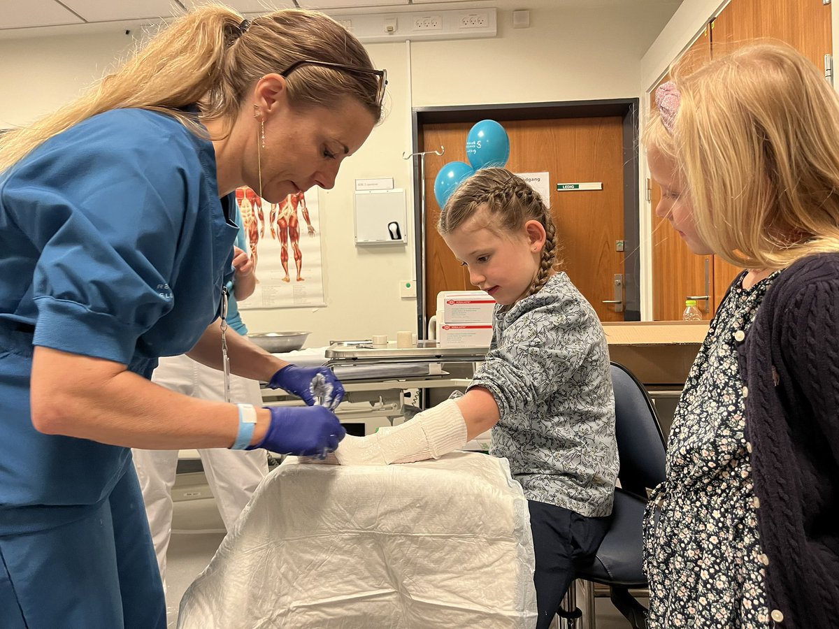 Fantastisk familiedag på Næstved Sygehus for medarbejdere i dag, med masser af brækkede arme, der skulle i gips 😅Måske nogle af fremtidens læger og sygeplejersker var blandt de mere en 500 gæster🤞#sammenervibedst