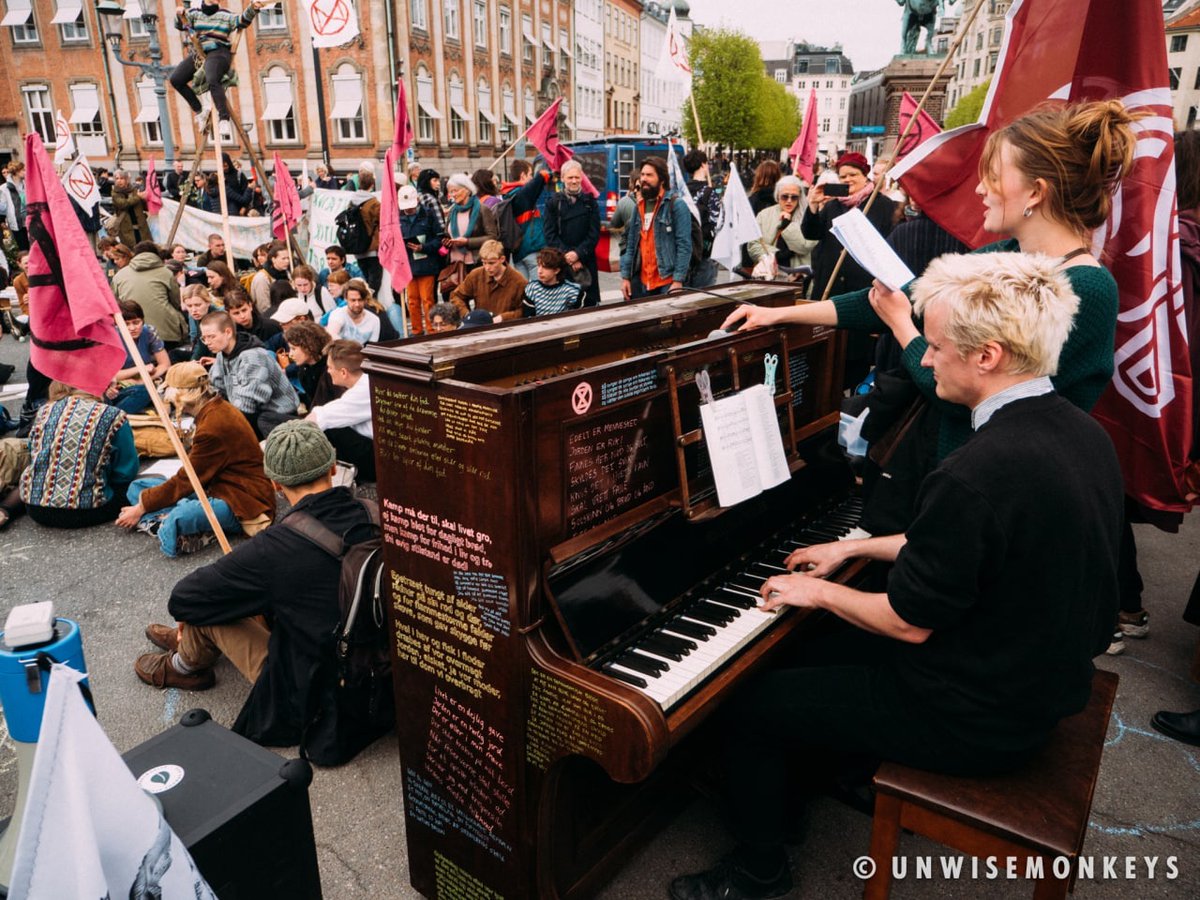 ExtinctionRDK's tweet photo. More beautiful scenes from #Vendepunktet day 1, where 139 activists were arrested. We continue today with a child-friendly action against the destruction of nature in #AmagerFælled. Join us 16:30 in Klagehegnet! Photos by @unwisemonkeys https://t.co/Vb34UUVM75