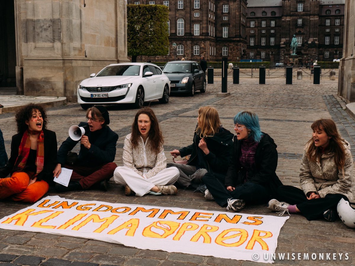 ExtinctionRDK's tweet photo. More beautiful scenes from #Vendepunktet day 1, where 139 activists were arrested. We continue today with a child-friendly action against the destruction of nature in #AmagerFælled. Join us 16:30 in Klagehegnet! Photos by @unwisemonkeys https://t.co/Vb34UUVM75