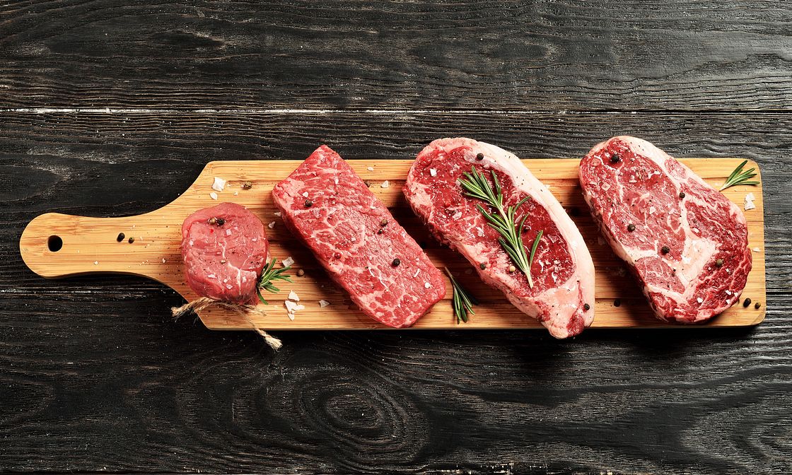 feedlotmagazine's tweet photo. #YieldGrade of a beef carcass is determined by evaluating the following factors: (1) external fat thickness over the ribeye, (2) ribeye area, (3) estimated percentage of kidney, pelvic & heart fat (%KPH), & (4) hot carcass weight.
#BeefMonth
Source : CSU Dept. of Animal Science https://t.co/mm8PF4E4pW