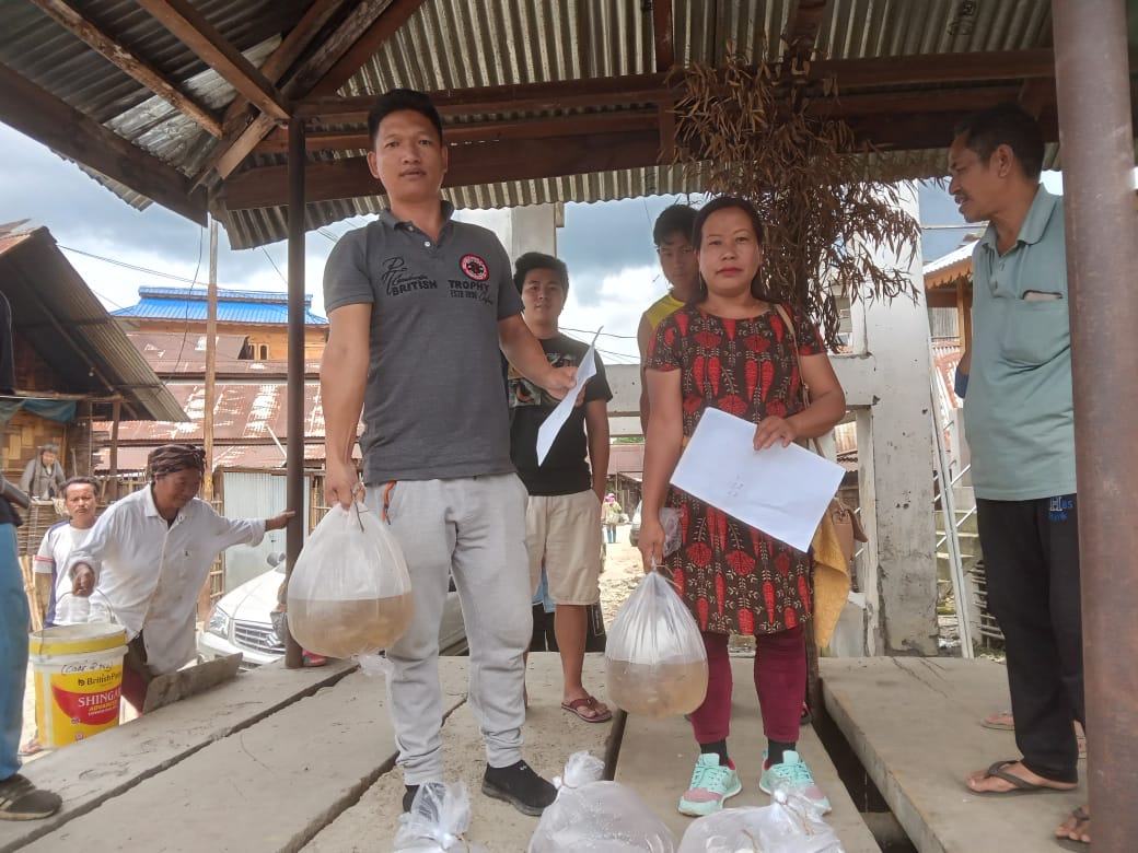 Lower_Subansiri's tweet photo. The Department of Fisheries,Lower Subansiri started Door to Door, Lapang to  Lapang, distribution of improved common carp fish seed at Ziro-1 to increase fish production under paddy cum fish culture.@PemaKhanduBJP @TakiTage https://t.co/tLVSmICarD