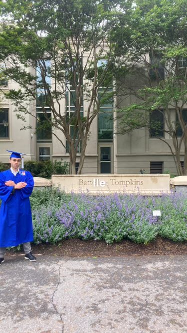 Felicidades Carlo! Estamos super orgullosos de ti! El mundo es tuyo!🎉🎉#2022AUgrad