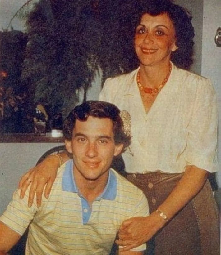 AceleraAyrton's tweet photo. Feliz Dia das Mães 

https://t.co/rZBfnTfukG

#SennaSempre #IAS #AceleraAyrton #F1 #MeuAyrton https://t.co/tNyxH4bCI1