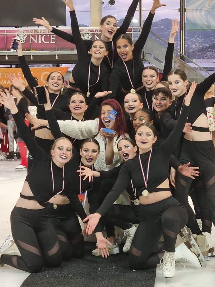 D2Longueville92's tweet photo. Un grand bravo aux patineuses des Estrella du CSG de Colombes pour leur victoire hier au Championnat de France à Nice ⛸⛸🏆 et leur sélection pour la Nations Cup à Boston en 2023 ! Mais comment s'entraîner avec la fermeture définitive de la patinoire #Philippecandeloro en juin⁉️ https://t.co/PAvZ8Ovt45