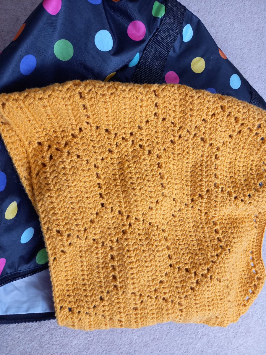 litsherbetlemon's tweet photo. @educrochet I'm off on my year 5 residential tomorrow but have decided to take my blanket to continue on while waiting for the kids to fall asleep. At least I don't have to concentrate too hard on this pattern. #educrochet #pleasegotosleep https://t.co/qDgMRN4fQI