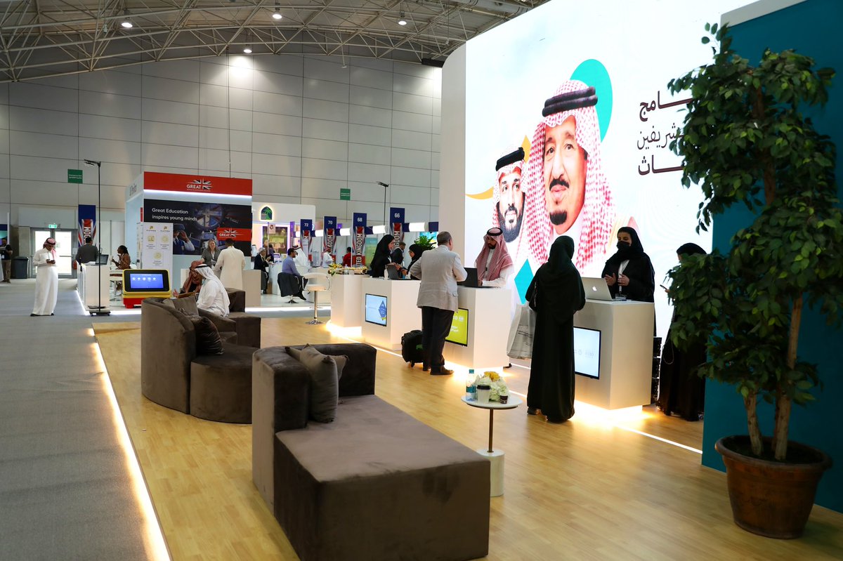 SA_Scholarships's tweet photo. برنامج خادم الحرمين الشريفين للابتعاث 
يستقبل زواره "اليوم الأحد" في أول أيام 
#المؤتمر_والمعرض_الدولي_للتعليم 
,, 
#قدراتك_مستقبلنا https://t.co/aekJNLsX4T