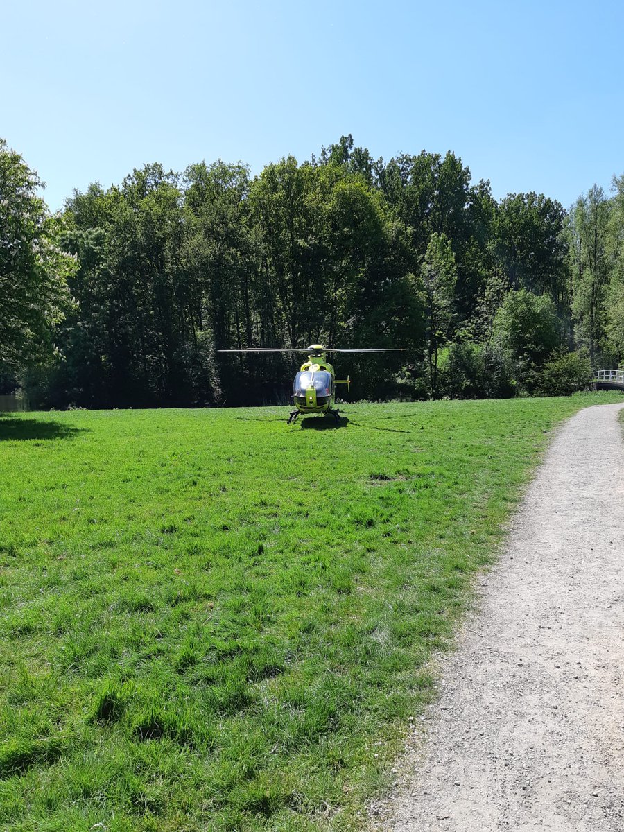 WA_Bleiswijk's tweet photo. 8/5 noodhulpdienst. Melding wielrenner gevallen en slecht aanspreekbaar. Samen met de ambulance en MMT geassisteerd aan de Bergse Bosdreef te Bergschenhoek. https://t.co/6QoHbNu2MH