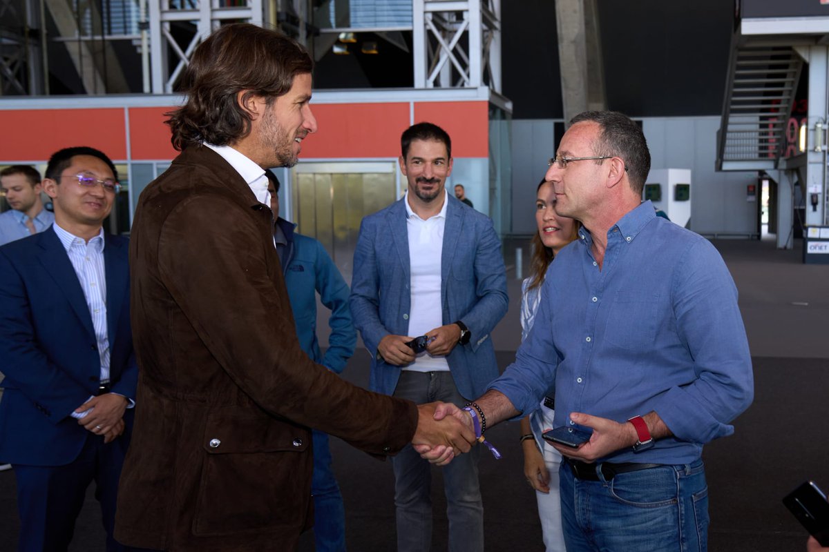 fallacher's tweet photo. Tarde genial en el #MMOPEN. Este año, además de disfrutar de nuestro #5G, en el stand de @Orange_es ofrecemos una experiencia #5G en la que puedes saludar a @feliciano_lopez en su versión holograma. (Yo he tenido la suerte de poder saludar también al Feliciano real) https://t.co/WRU1wx3uZo
