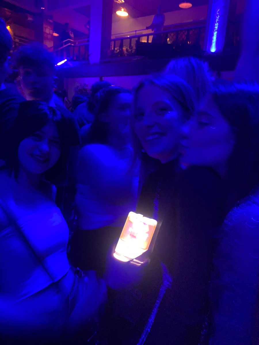 matilde_vignoli's tweet photo. Con le mie besties https://t.co/cJ0aWyKH4G