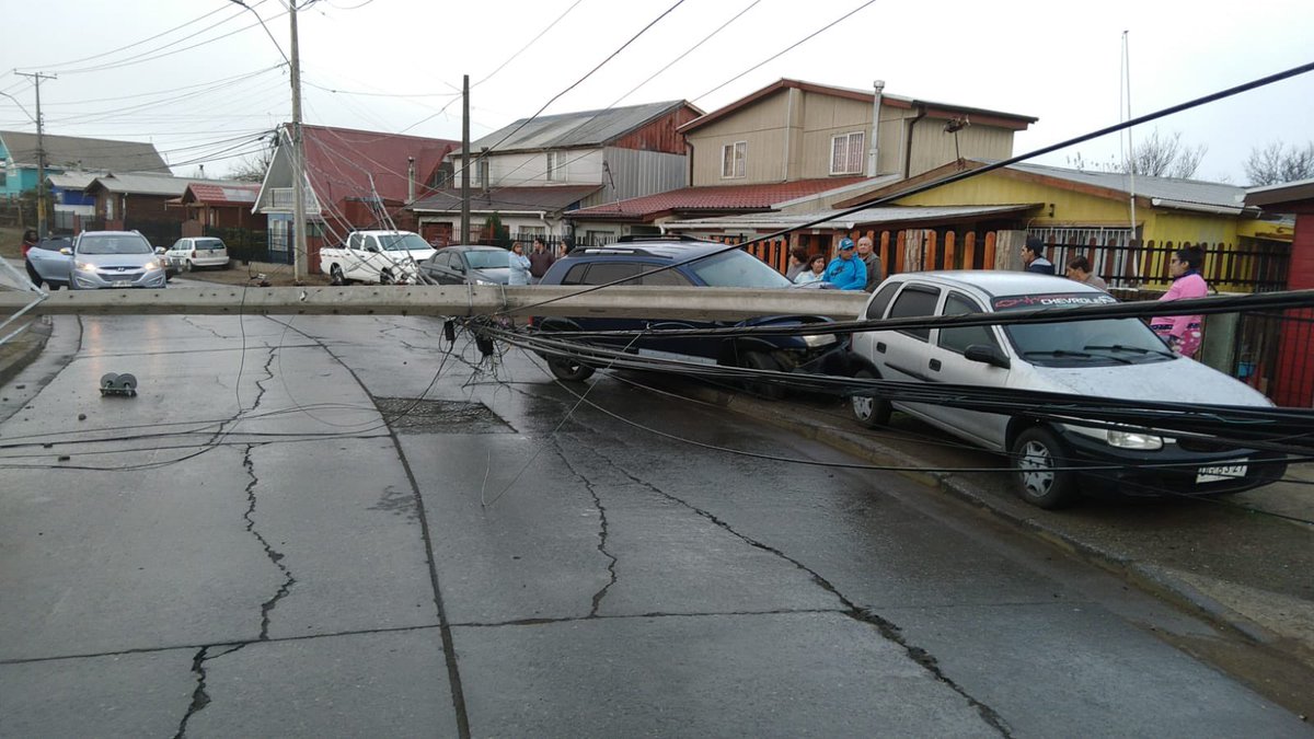 tet_planeta's tweet photo. 💡 AHORA
Los Araucanos altura del #270, carabinero y @CGE_Clientes en el lugar. #Talcahuano https://t.co/sSzdgNtISe