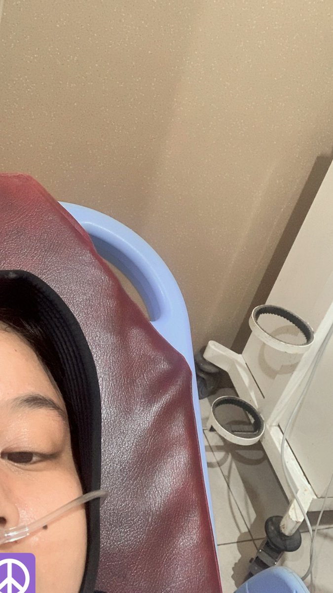 penyebabny krna ngopi setiap hari, tdur jam 3 subuh bgun jam 7 lgsung kerja, stiap hari naik trun tangga. dan lgsung nyerang jantung.. kalian jaga ksehatan ya!🤍