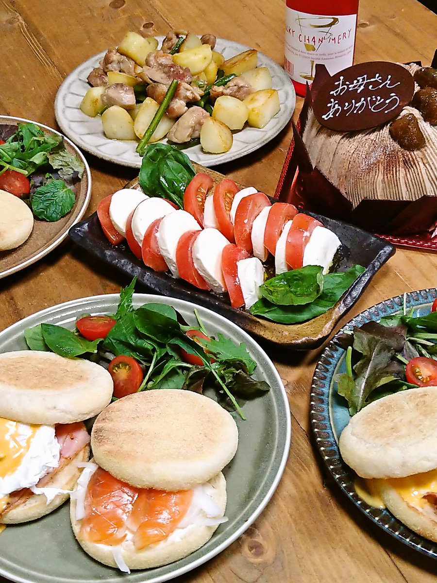 Chankochan8's tweet photo. 仕事から帰ってきたら
娘の手作り晩ごはんが
並んでいました
「めちゃめちゃ嬉しい💕
ありがとう」って
キャーキャー騒いだ後
写真を撮りながら
グーッと心にしみてきて
嬉し涙がポロリ🥹
良き夫と出会い
良き娘に育ってくれて
私はほんまに幸せです♡

#母の日 #夫が大好き #娘が大好き #家族が大好き https://t.co/6E5HssVcBF