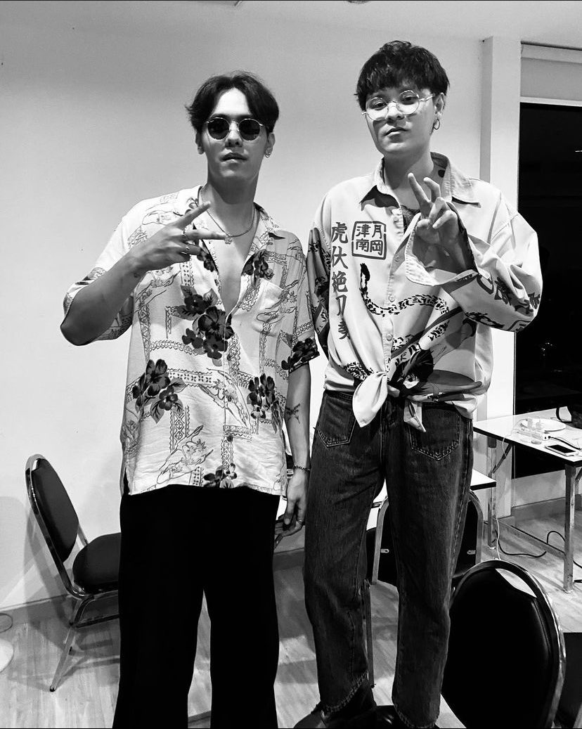 TheTOYSstoryy's tweet photo. อ๋ยย ความตะปุ๊กตะปิ๊ก กับแคปชั่นของ แพทริค ที่ว่า Why you so tall bro เพราะคุณพรี่ยืนบนเก้าอี้ไปเลยค่ะ 😝✨#thetoys #patrickananda https://t.co/h0otHDyJqy