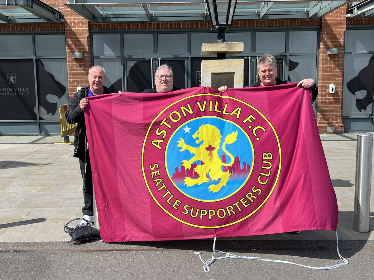 AVSCSeattleLion's tweet photo. The Seattle Lions in front of the Gaslamp! UTV #Holte https://t.co/0XtR7nzeQj