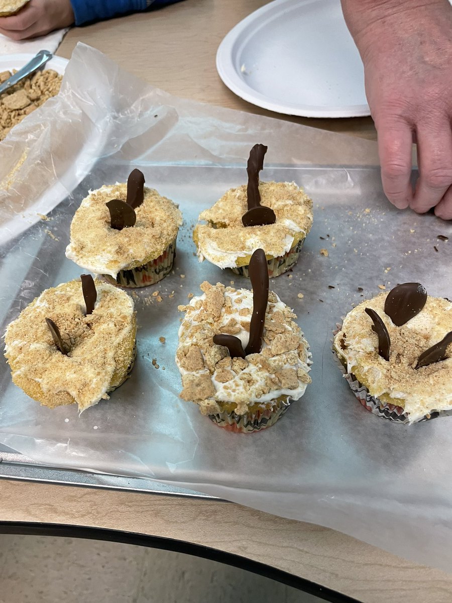 GenHarding's tweet photo. More #MayThe4th Fun! #SarlaccPit cupcakes and #Lightsaber pretzel rods. @StarWarsinClass @SylvaniaSchools https://t.co/rRgbMgWbda