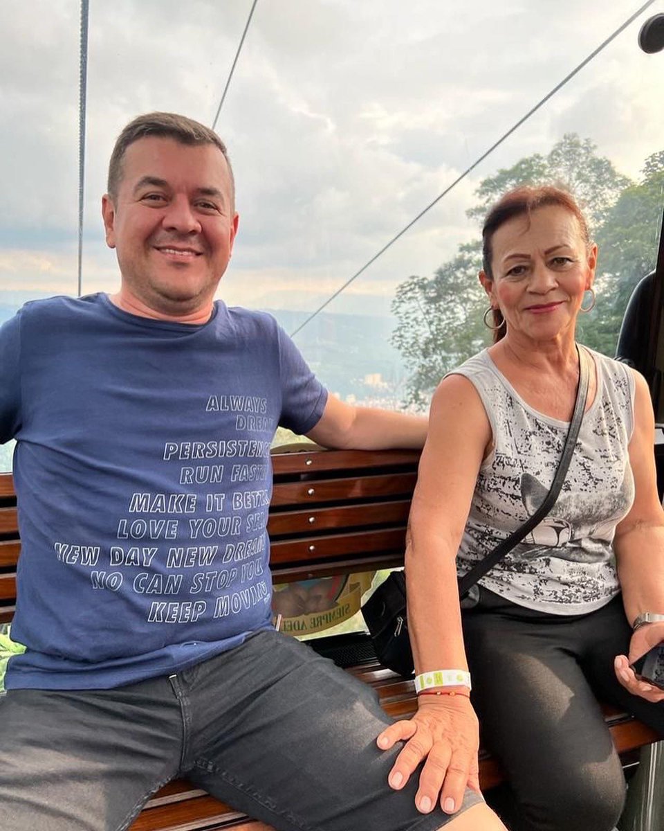 ZapataPimienta's tweet photo. Gracias mamá por llenar nuestros días de felicidad y por mi familia que es mi mayor tesoro.❤️
Feliz día de la madre para todas esas mujeres valientes, gracias a ustedes por el regalo de la vida.🙏🏻 https://t.co/upK2abSftW