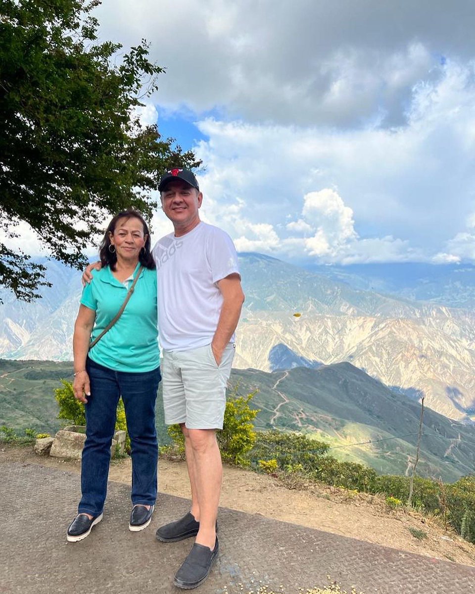 ZapataPimienta's tweet photo. Gracias mamá por llenar nuestros días de felicidad y por mi familia que es mi mayor tesoro.❤️
Feliz día de la madre para todas esas mujeres valientes, gracias a ustedes por el regalo de la vida.🙏🏻 https://t.co/upK2abSftW