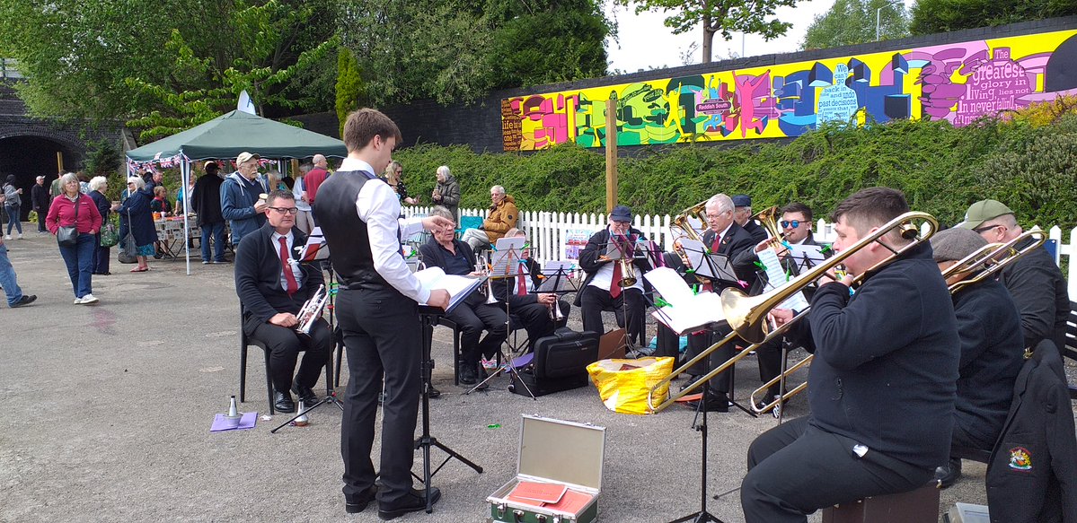 DavdotFo's tweet photo. Wonderful morning at Reddish South for our VE Day mural unveiled by @GwynneMP 40s music played by Belle Vue Brass Band. Mural designed by 1st &amp; 4th Reddish Cubs and Beavers, organised by leader Sam. Event supported by many Cllrs including Stockport Mayor elect Cllr David Wilson https://t.co/fjCMnwLqv8
