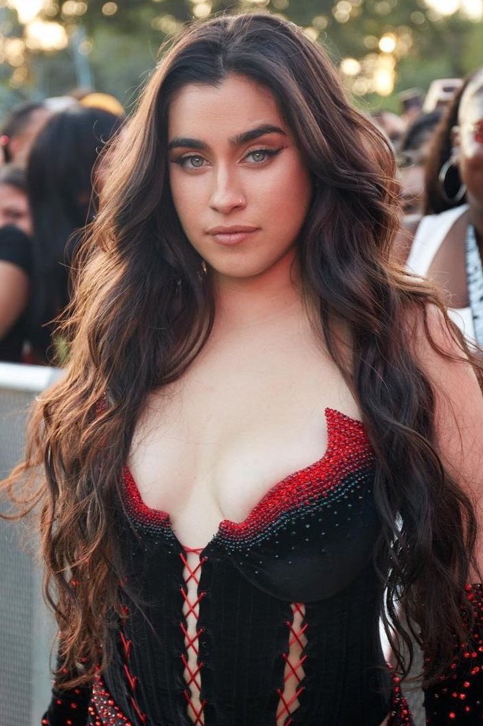 laurenloveplace's tweet photo. girls don’t want a boyfriend they want lauren jauregui to be their wife https://t.co/ADxnRRsRpE