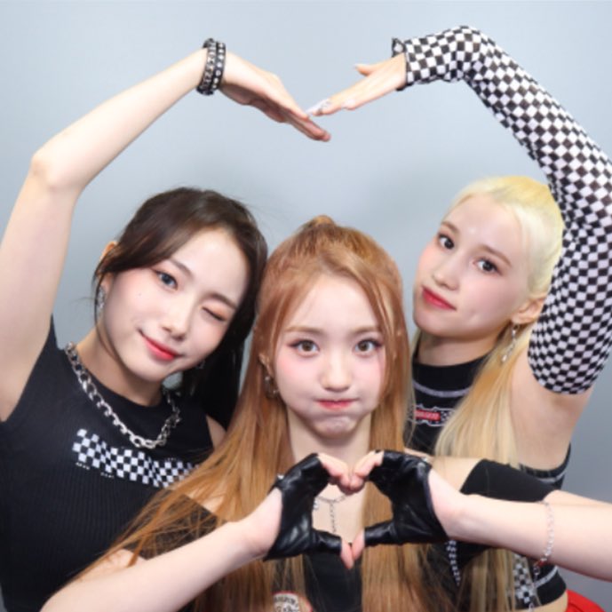 seoyoungeunpics's tweet photo. they are the dark chocolate, milk chocolate and white chocolate line. 🍫❤️ https://t.co/WGpeY4gOvk