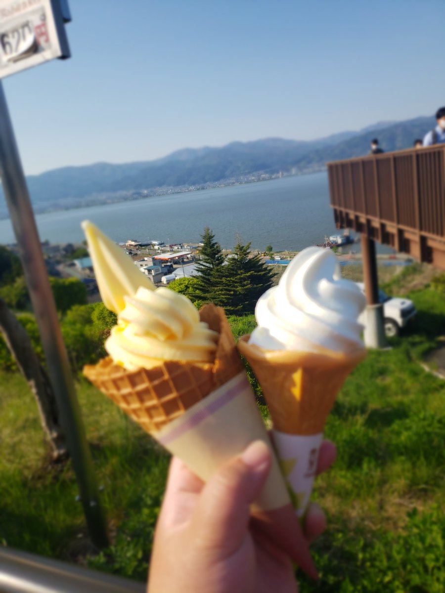 25Amica's tweet photo. 諏訪湖見渡して、暑かったので、旦那ちゃまは牛乳ソフト　私はリンゴソフトを買って帰りました。途中旦那ちゃま疲れたって…八ヶ岳サービスエリアで４時間休憩で２２時頃帰宅🎵巣籠もりとか買いたかったけど、お漬け物いっぱいと諏訪名物教えてもらって帰りました🎵 https://t.co/GoYZzLKcRC