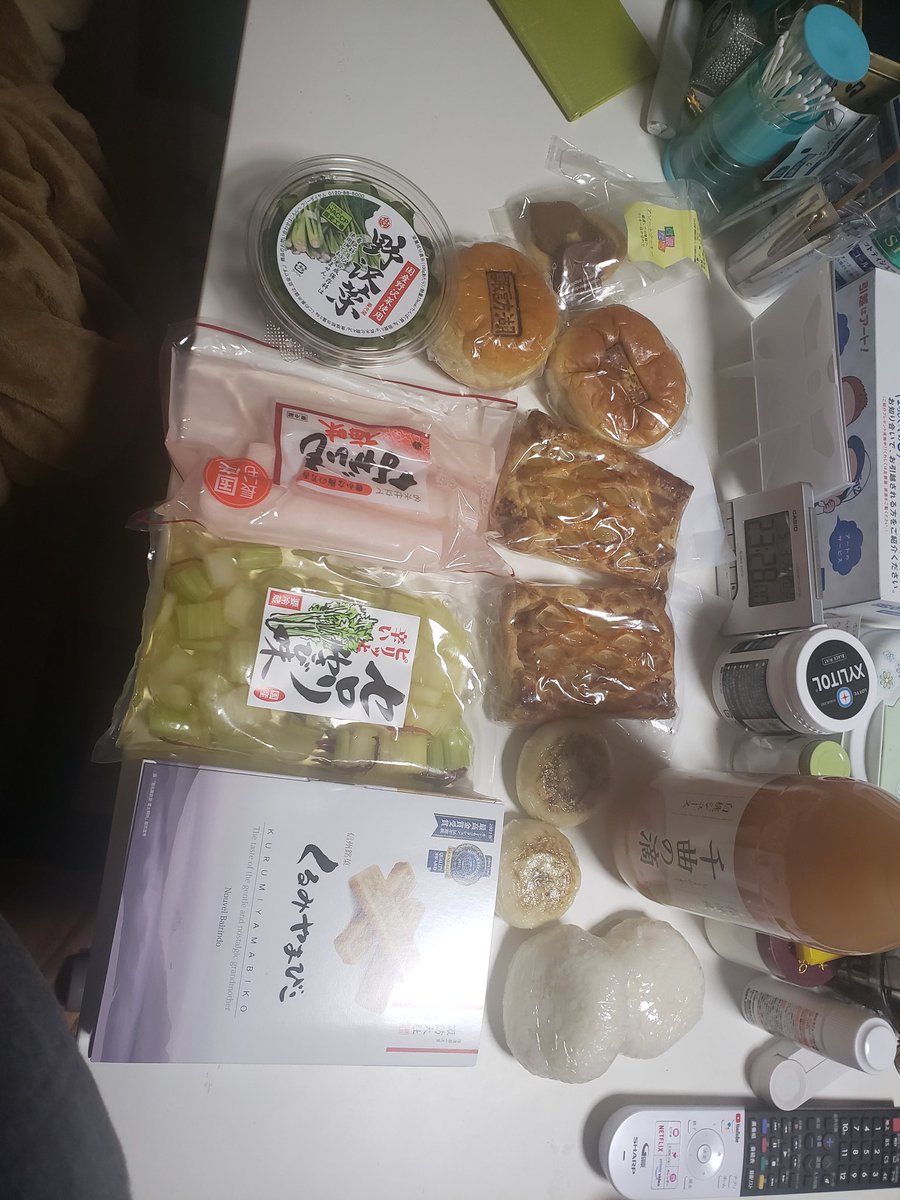 25Amica's tweet photo. 諏訪湖見渡して、暑かったので、旦那ちゃまは牛乳ソフト　私はリンゴソフトを買って帰りました。途中旦那ちゃま疲れたって…八ヶ岳サービスエリアで４時間休憩で２２時頃帰宅🎵巣籠もりとか買いたかったけど、お漬け物いっぱいと諏訪名物教えてもらって帰りました🎵 https://t.co/GoYZzLKcRC