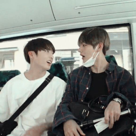 taekookthk's tweet photo. “¿Qué le regalaste a taehyung de cumpleaños?”

Jungkook: "amor" https://t.co/EUninbnljD